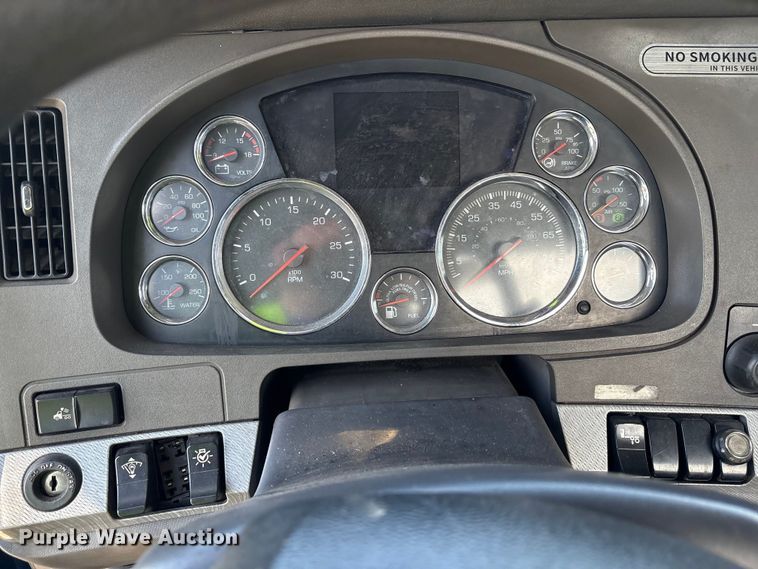 image for item YA3161 2015 Kenworth T880 semi truck