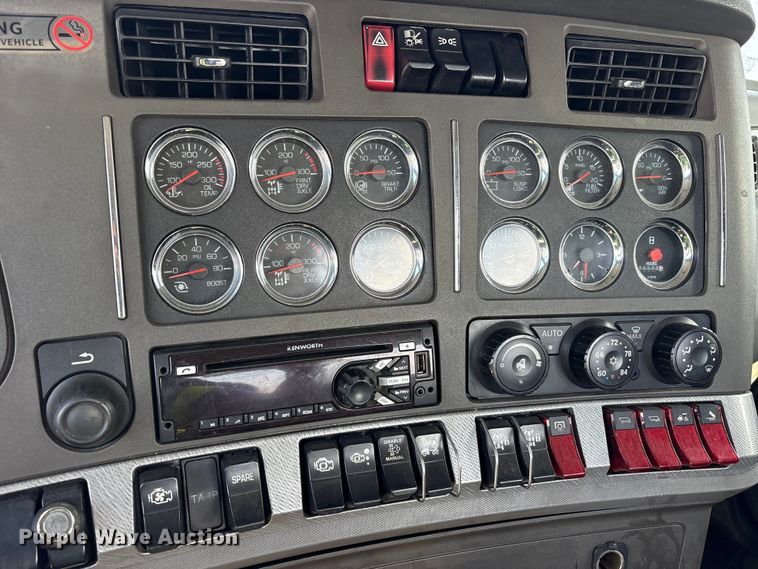 image for item YA3161 2015 Kenworth T880 semi truck