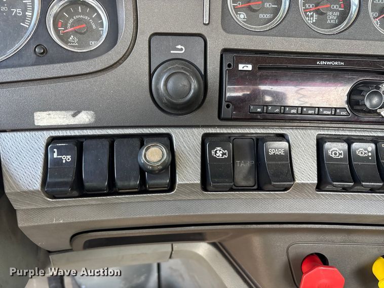 image for item YA3161 2015 Kenworth T880 semi truck