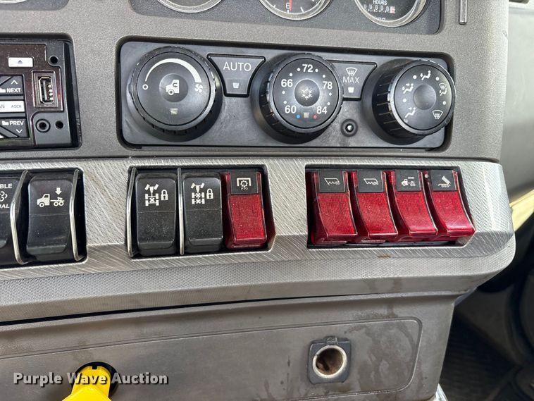 image for item YA3161 2015 Kenworth T880 semi truck