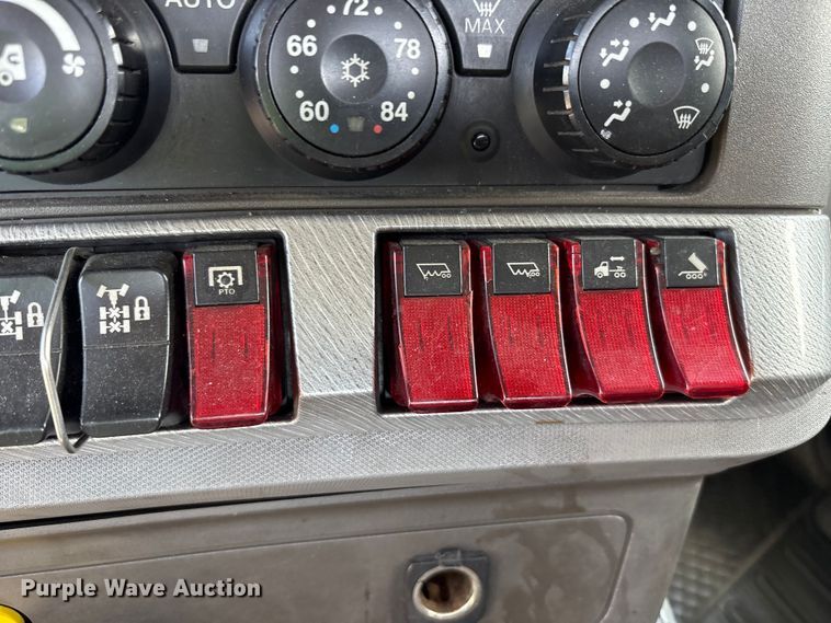 image for item YA3161 2015 Kenworth T880 semi truck