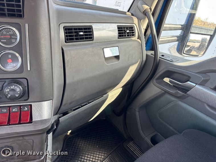 image for item YA3161 2015 Kenworth T880 semi truck