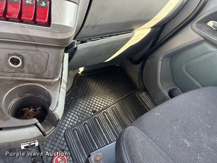 image for item YA3161 2015 Kenworth T880 semi truck