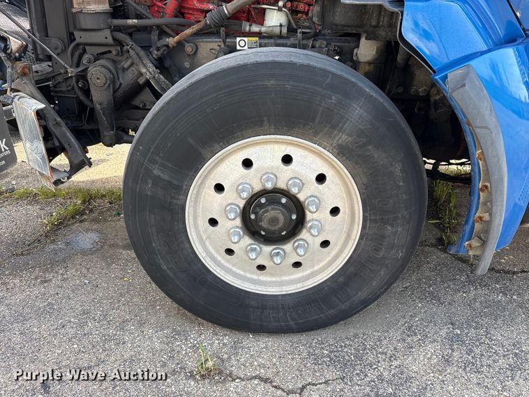 image for item YA3161 2015 Kenworth T880 semi truck