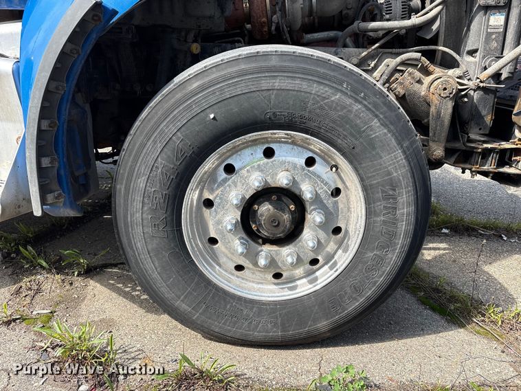 image for item YA3161 2015 Kenworth T880 semi truck