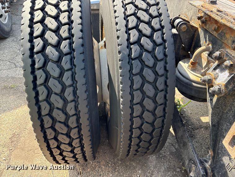 image for item YA3161 2015 Kenworth T880 semi truck