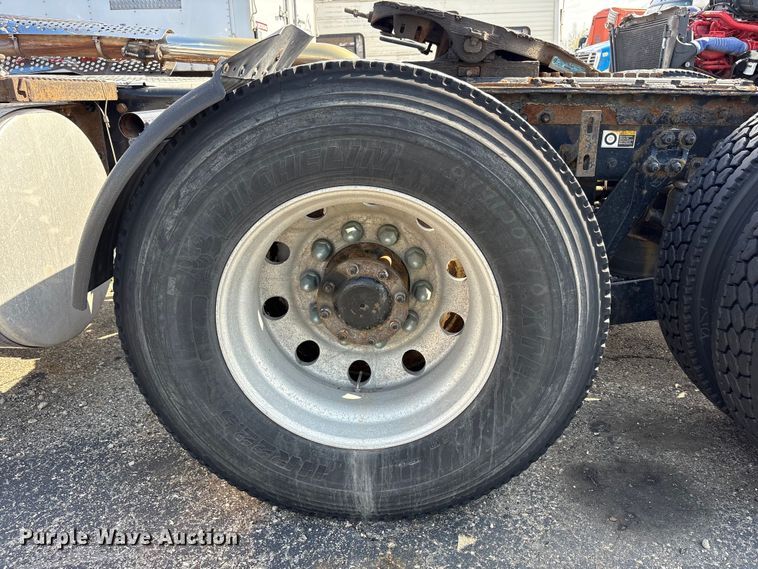 image for item YA3161 2015 Kenworth T880 semi truck