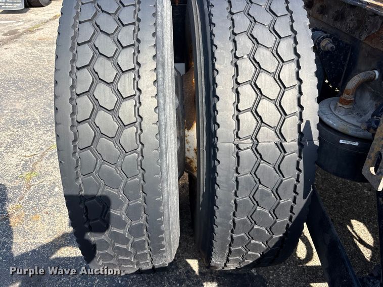 image for item YA3161 2015 Kenworth T880 semi truck