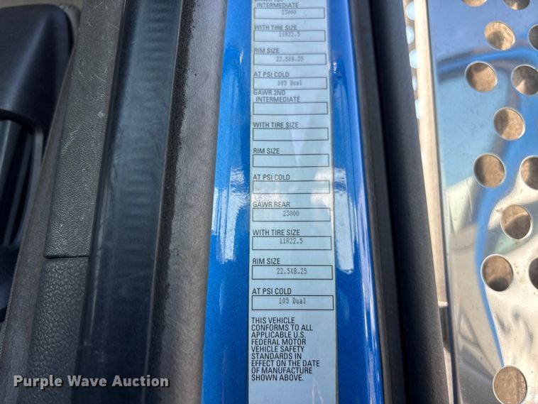 image for item YA3161 2015 Kenworth T880 semi truck