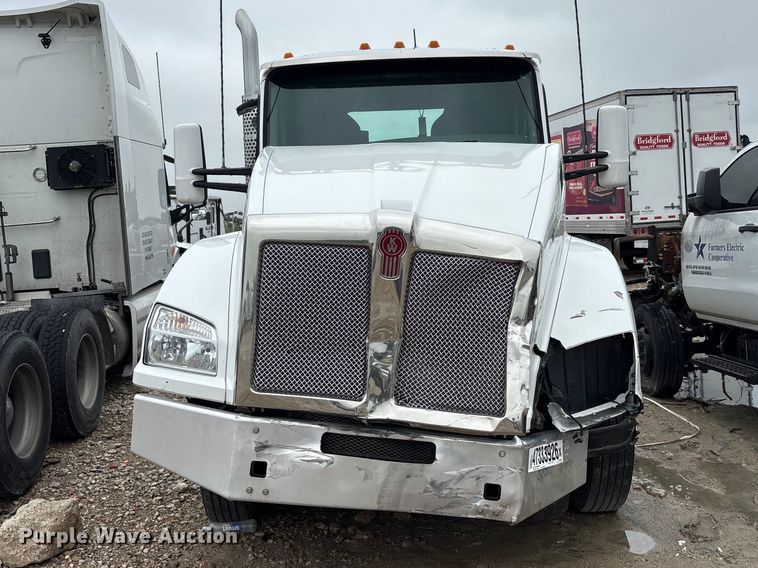 image for item YA3267 2022 Kenworth T880 semi truck