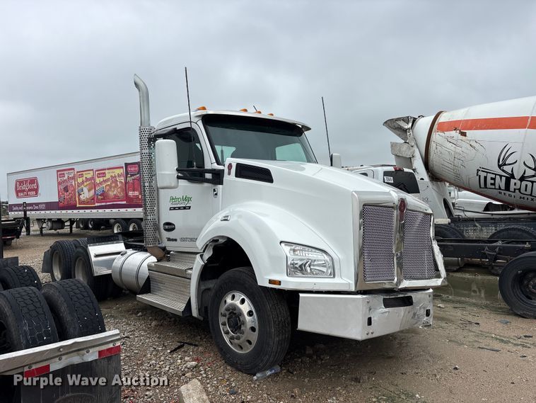 image for item YA3267 2022 Kenworth T880 semi truck