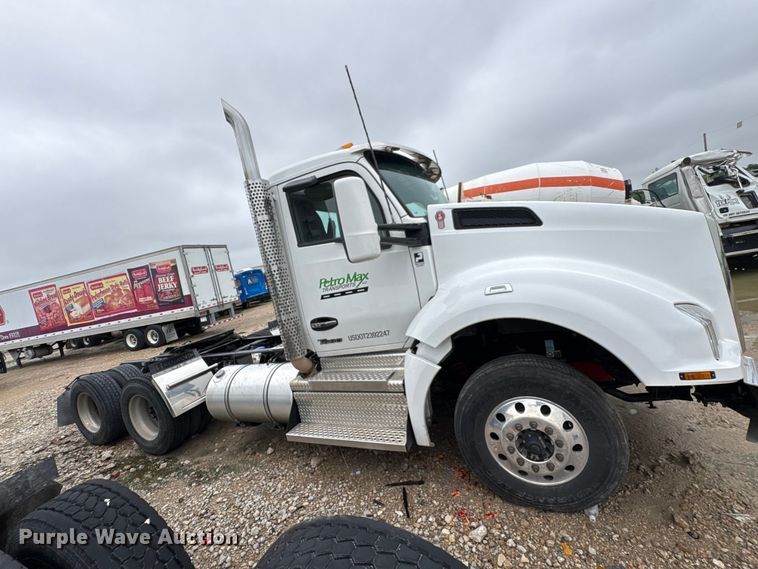 image for item YA3267 2022 Kenworth T880 semi truck