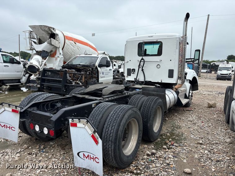 image for item YA3267 2022 Kenworth T880 semi truck