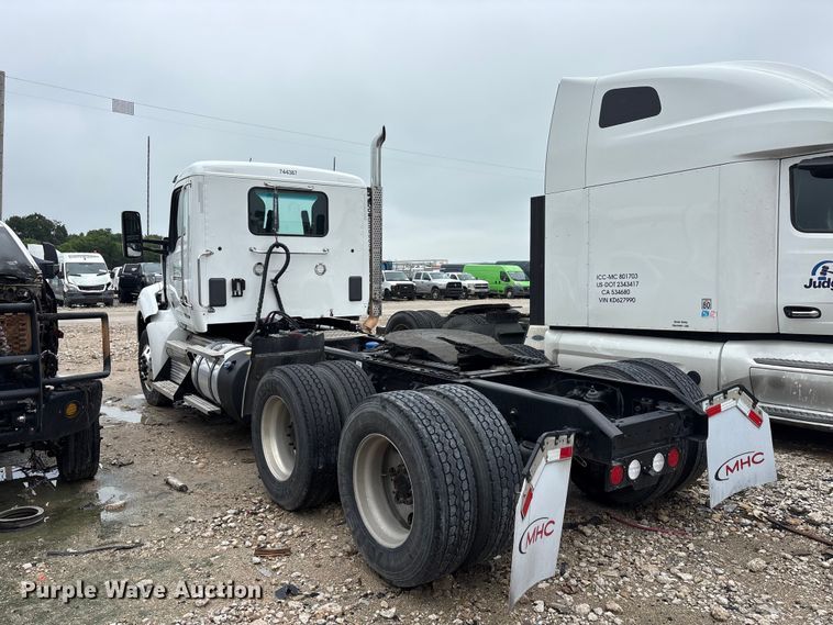 image for item YA3267 2022 Kenworth T880 semi truck