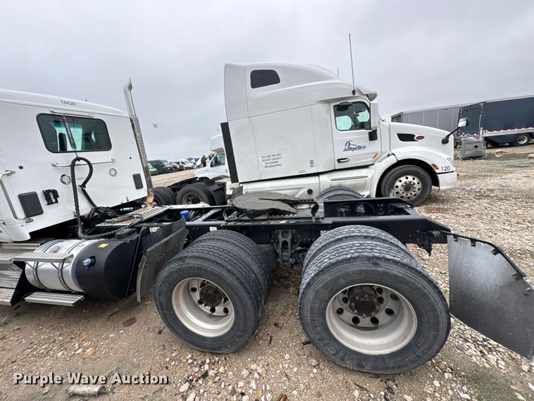 image for item YA3267 2022 Kenworth T880 semi truck
