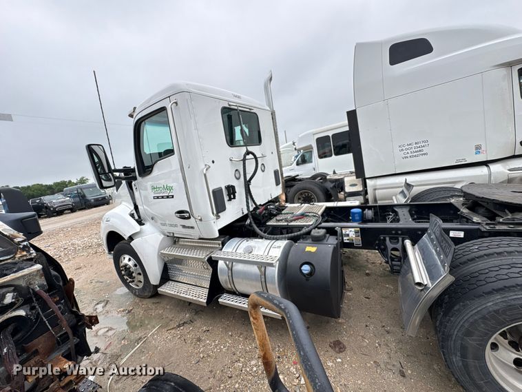 image for item YA3267 2022 Kenworth T880 semi truck