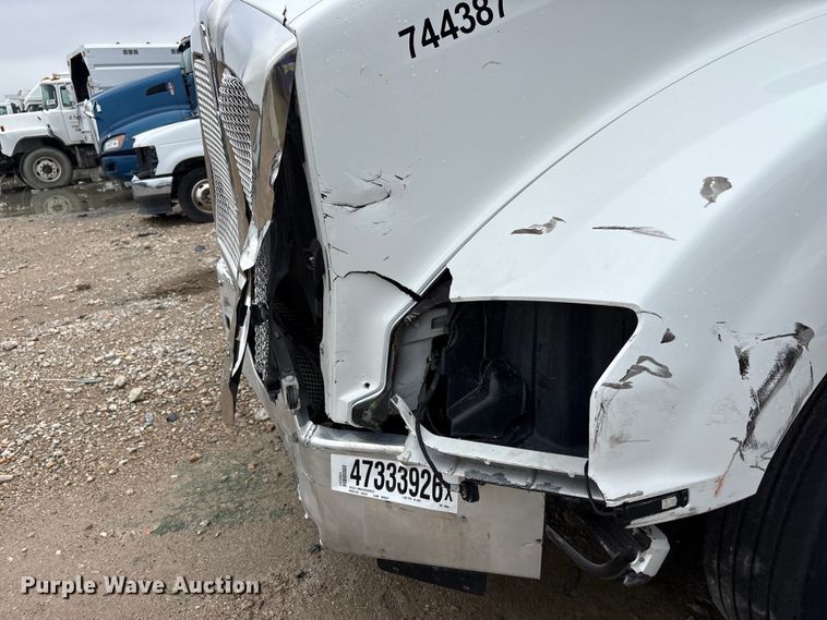 image for item YA3267 2022 Kenworth T880 semi truck