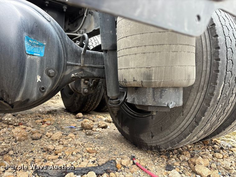 image for item YA3267 2022 Kenworth T880 semi truck