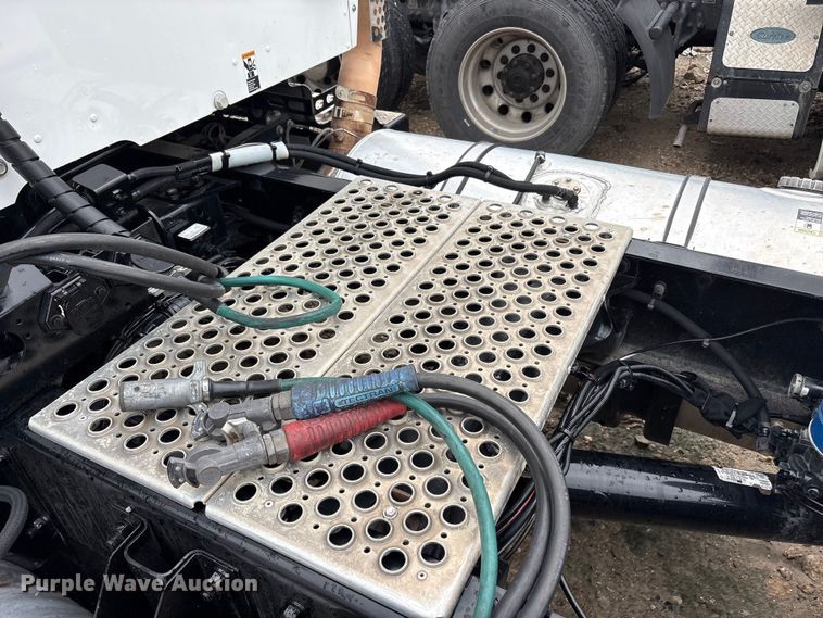 image for item YA3267 2022 Kenworth T880 semi truck