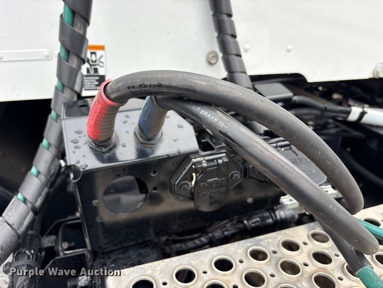 image for item YA3267 2022 Kenworth T880 semi truck