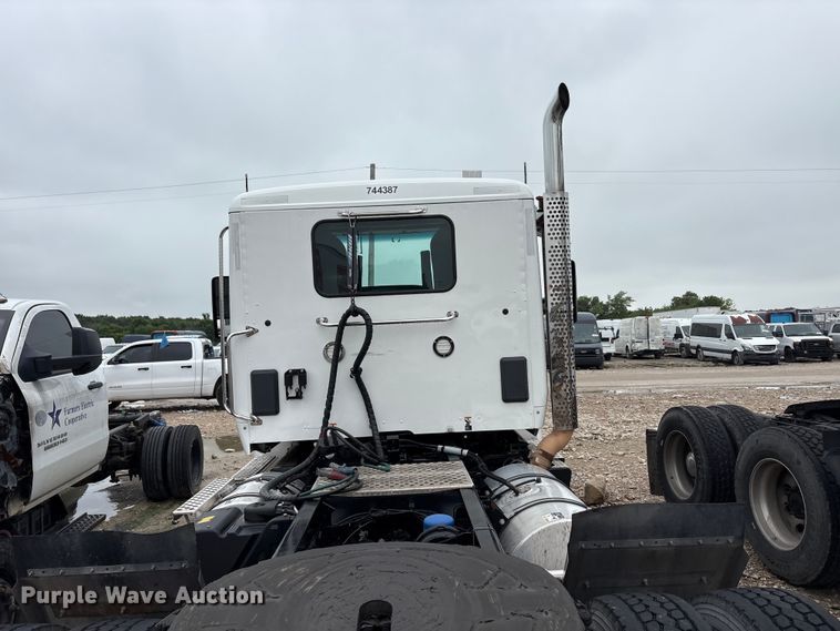 image for item YA3267 2022 Kenworth T880 semi truck