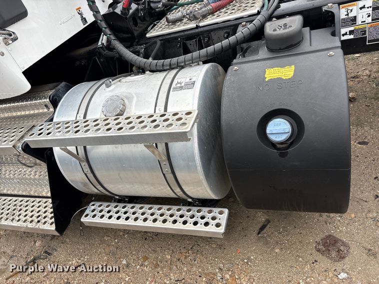 image for item YA3267 2022 Kenworth T880 semi truck