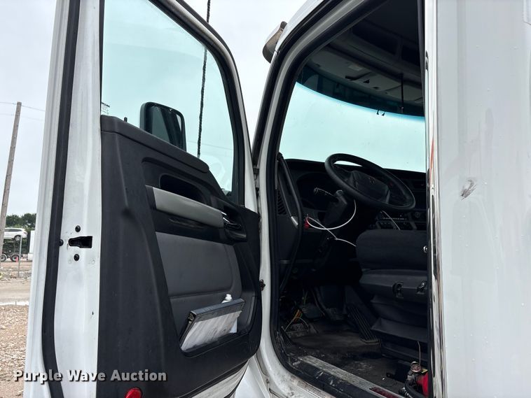 image for item YA3267 2022 Kenworth T880 semi truck