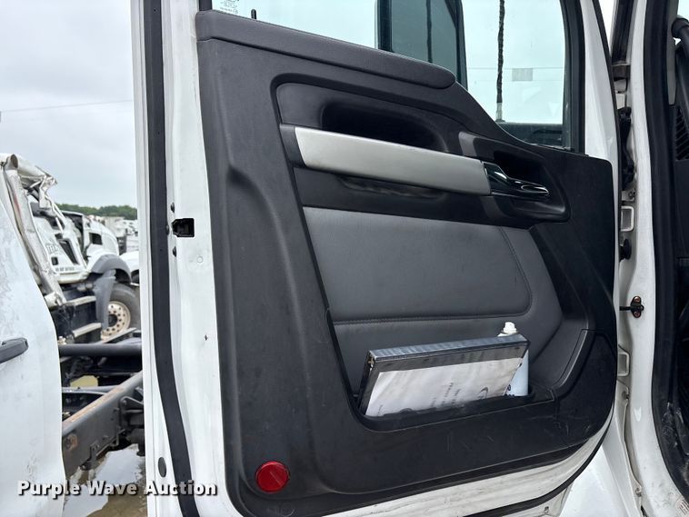 image for item YA3267 2022 Kenworth T880 semi truck