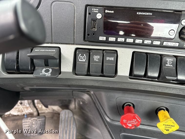 image for item YA3267 2022 Kenworth T880 semi truck