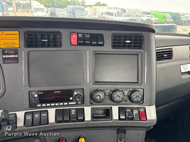 image for item YA3267 2022 Kenworth T880 semi truck