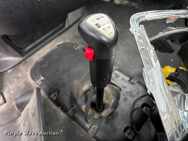 image for item YA3267 2022 Kenworth T880 semi truck