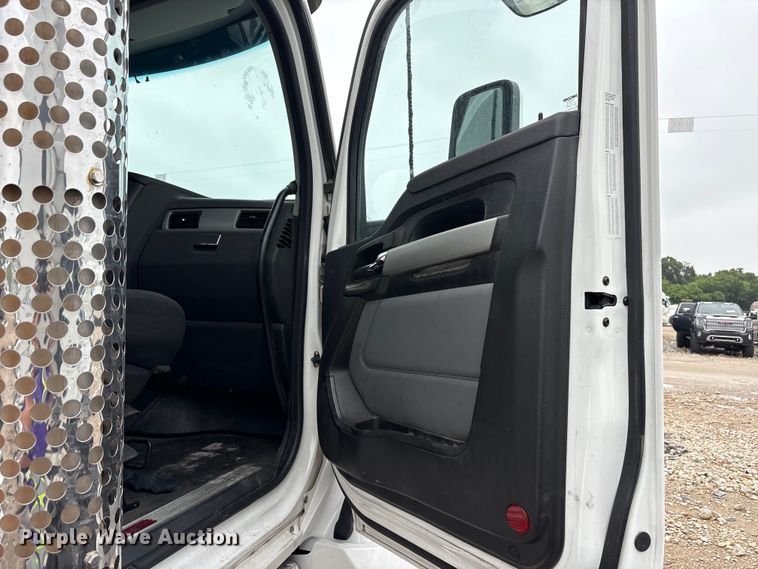 image for item YA3267 2022 Kenworth T880 semi truck