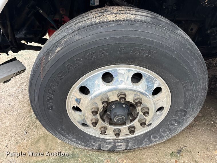 image for item YA3267 2022 Kenworth T880 semi truck