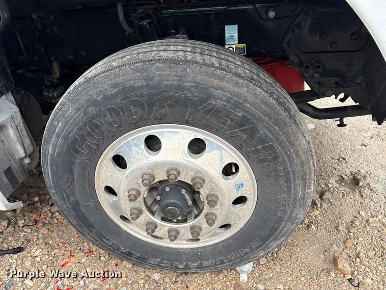 image for item YA3267 2022 Kenworth T880 semi truck