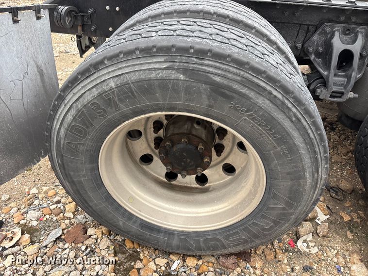 image for item YA3267 2022 Kenworth T880 semi truck