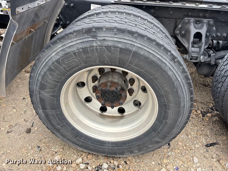 image for item YA3267 2022 Kenworth T880 semi truck