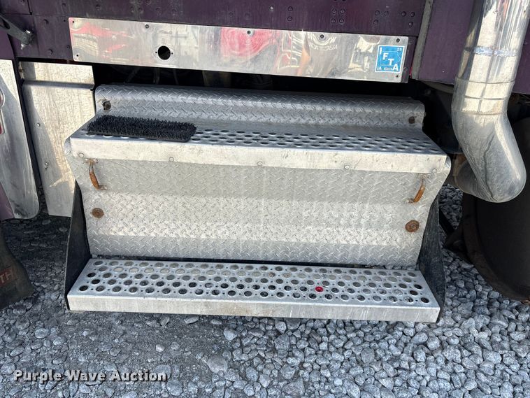 image for item YA3431 2006 Kenworth W900 semi truck