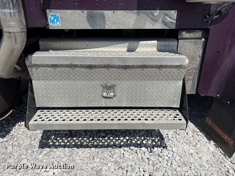 image for item YA3431 2006 Kenworth W900 semi truck