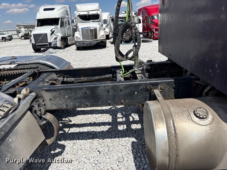 image for item YA3431 2006 Kenworth W900 semi truck
