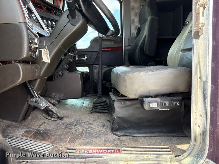 image for item YA3431 2006 Kenworth W900 semi truck