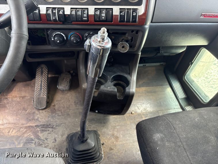 image for item YA3431 2006 Kenworth W900 semi truck