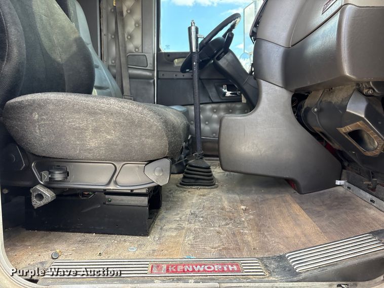 image for item YA3431 2006 Kenworth W900 semi truck