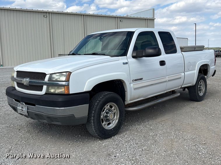 2004 Chevrolet Silverado 2500HD Ext. Cab pickup truck