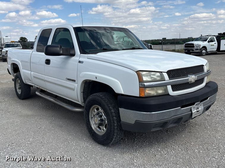image for item DO5205 2004 Chevrolet Silverado 2500HD Ext. Cab pickup truck