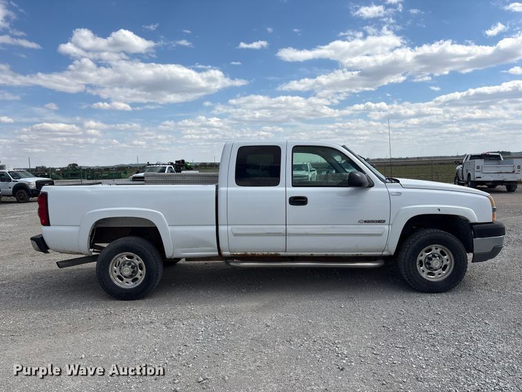 image for item DO5205 2004 Chevrolet Silverado 2500HD Ext. Cab pickup truck