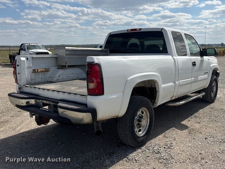 image for item DO5205 2004 Chevrolet Silverado 2500HD Ext. Cab pickup truck