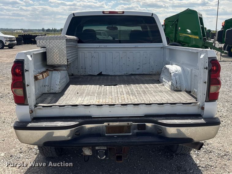 image for item DO5205 2004 Chevrolet Silverado 2500HD Ext. Cab pickup truck