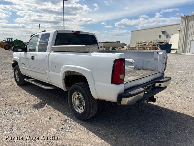 image for item DO5205 2004 Chevrolet Silverado 2500HD Ext. Cab pickup truck