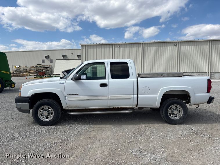 image for item DO5205 2004 Chevrolet Silverado 2500HD Ext. Cab pickup truck