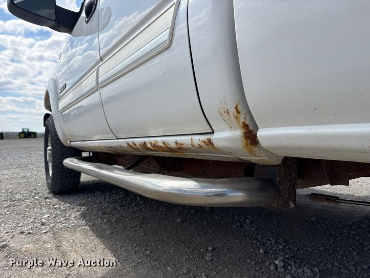 image for item DO5205 2004 Chevrolet Silverado 2500HD Ext. Cab pickup truck